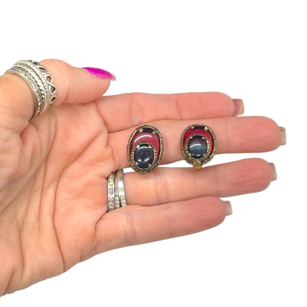 Vintage HTF Trifari Renaissance Cranberry & Blue Poured Glass Clip-On Earrings - Picture 7 of 8